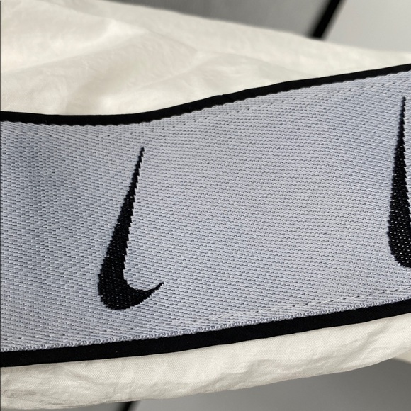 Nike Men's Swoosh White and Gray Windbreaker Size Medium - Picture 5 of 11